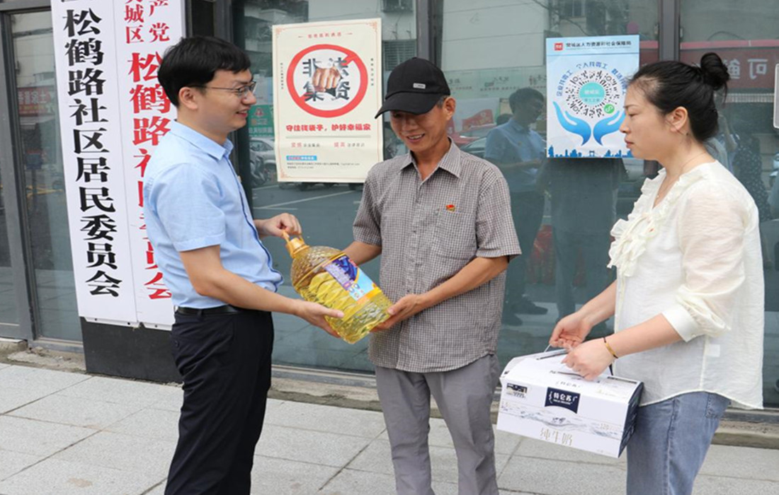 照片4：慰问松鹤路社区困难党员并发放慰问物资.jpg
