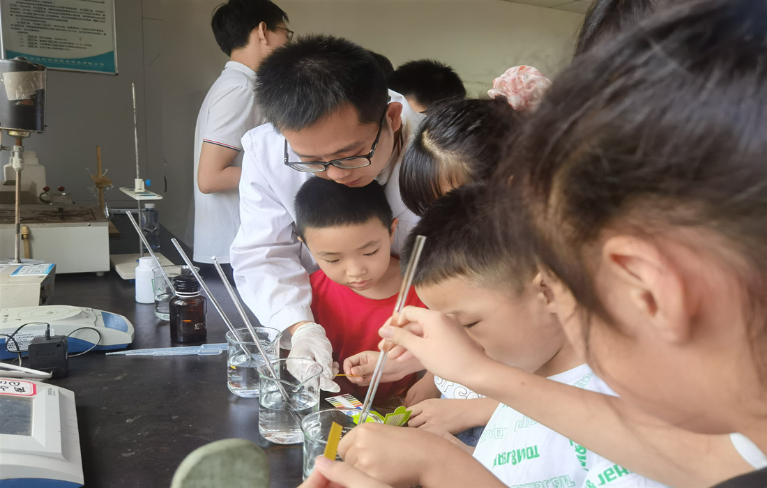 和小朋友一起做实验2.jpg