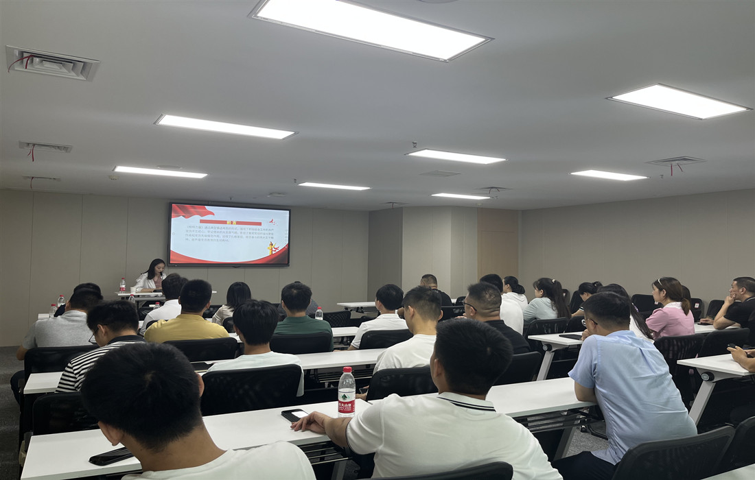 7月29日,资产公司在襄阳东站举办“强国复兴有我 弘扬榜样力量”百姓宣讲活动.jpg 7月29日,资产公司在襄阳东站举办“强国复兴有我 弘扬榜样力量”百姓宣讲活动.jpg