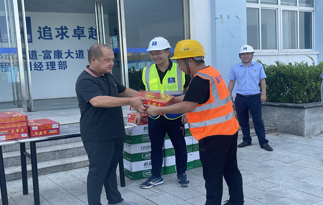 基层送清凉 现场解民忧 (2).jpg 基层送清凉 现场解民忧 (2).jpg