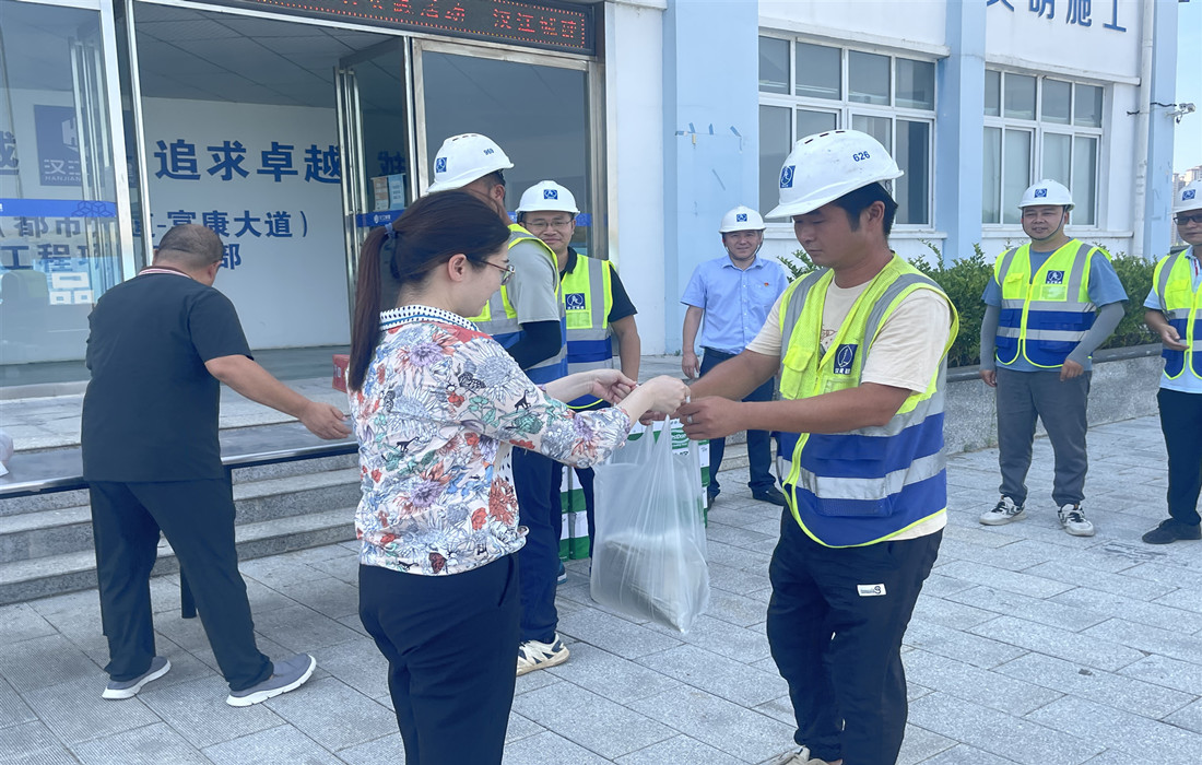 基层送清凉 现场解民忧 (3).jpg 基层送清凉 现场解民忧 (3).jpg