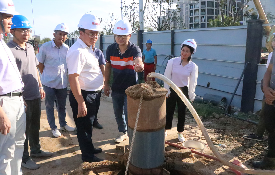 刘刚在华侨城可再生能源站二期项目现场检查储能井建设情况.JPG