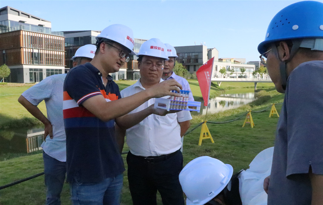 刘刚在华侨城可再生能源站二期项目现场检查地下土取样情况.JPG