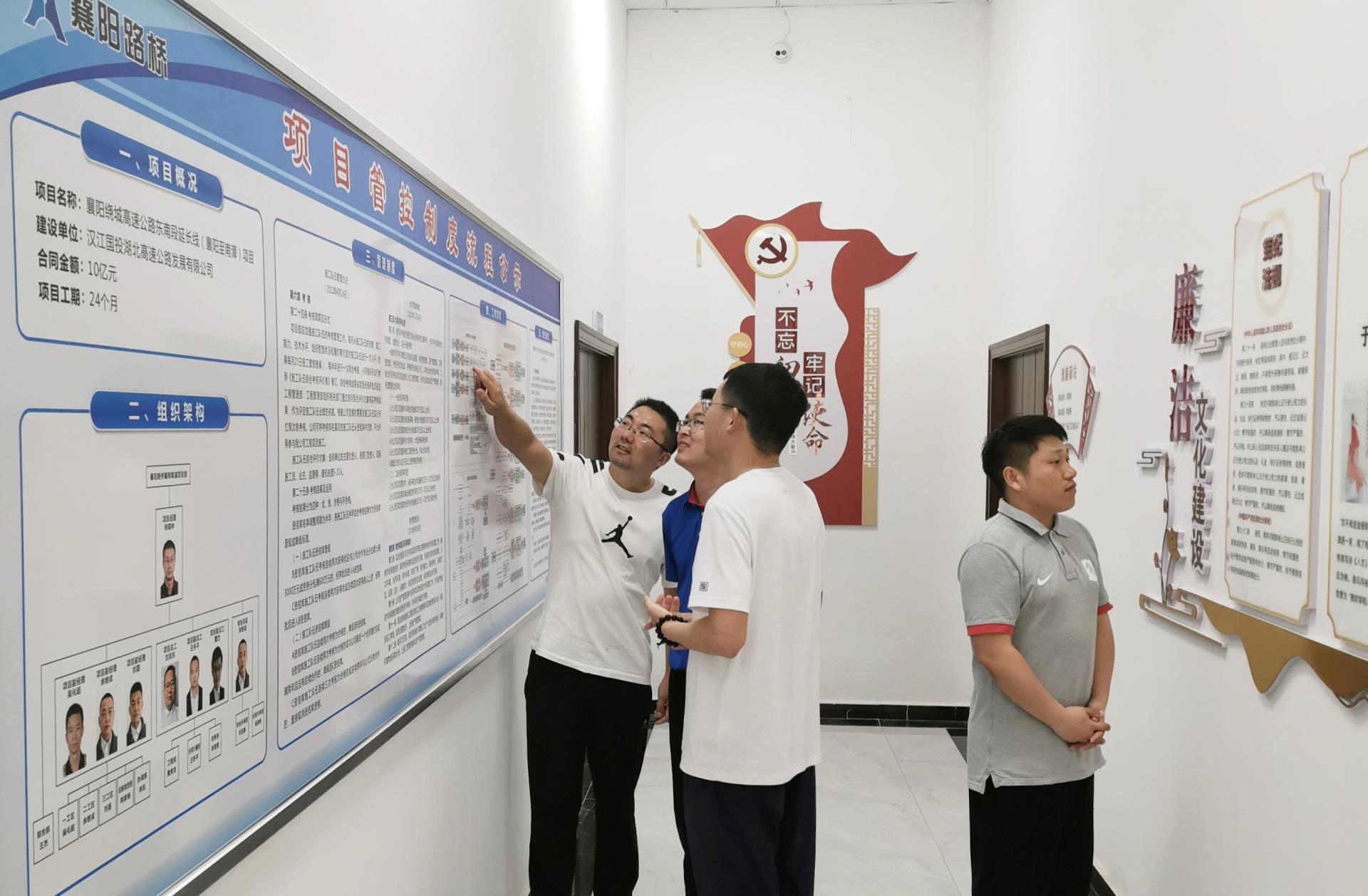 图5：项目纪检内审员正在讲解纪法知识和制度流程.jpg