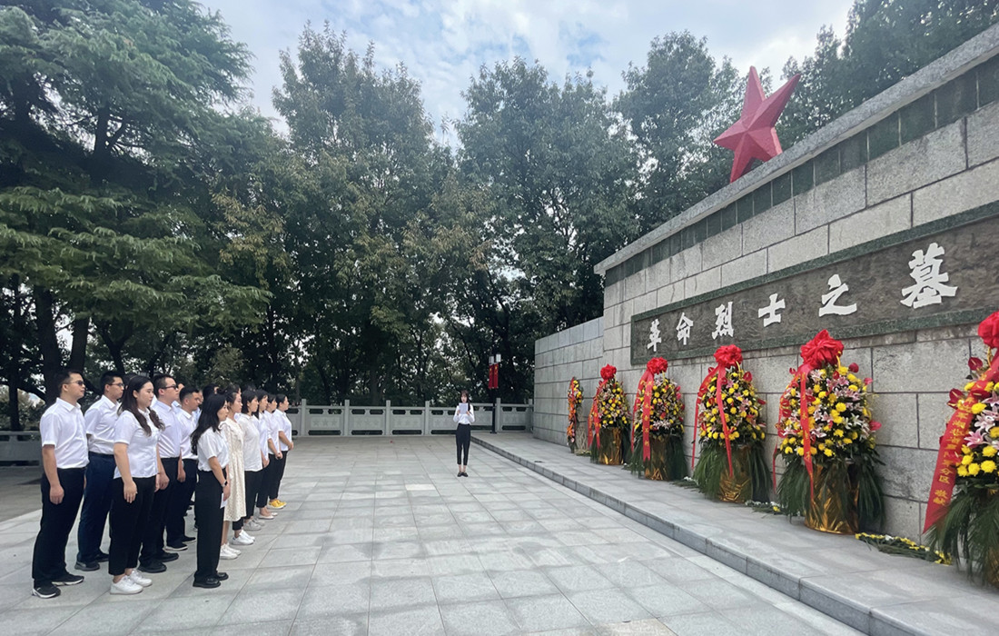 3.9月30日赌博网址大全
组织开展祭扫活动.jpg