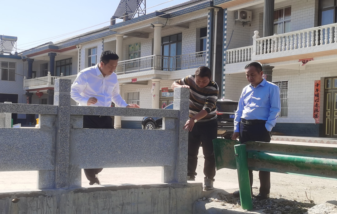 襄阳路桥到对口帮扶村调研2.jpg