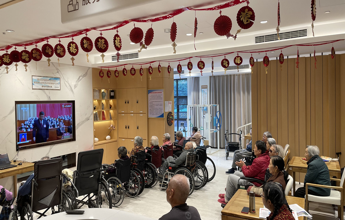 ”喜迎二十大 奋进新征程”恒泰悦居院内长者集体观看中国共产党第二十次全国代表大会照片1.jpg