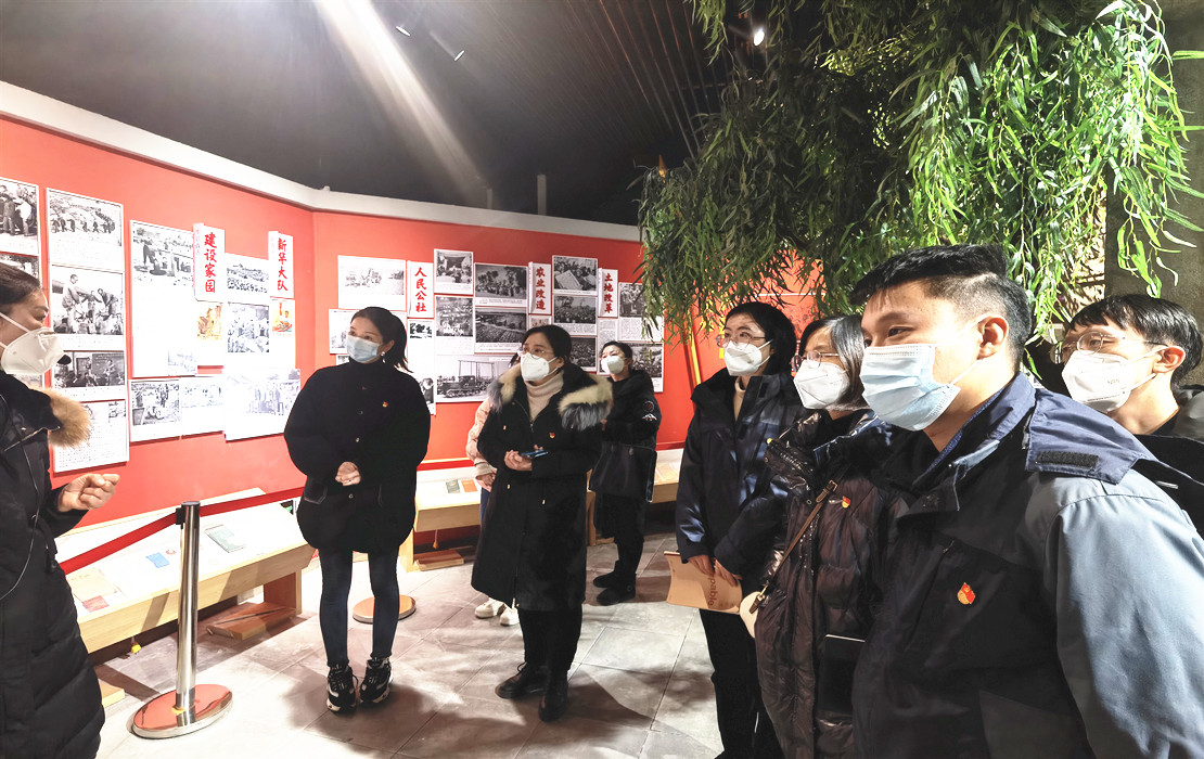 图片2：生态投开展12月支部主题党日活动，参观姚庵村村史馆现场照片.jpg