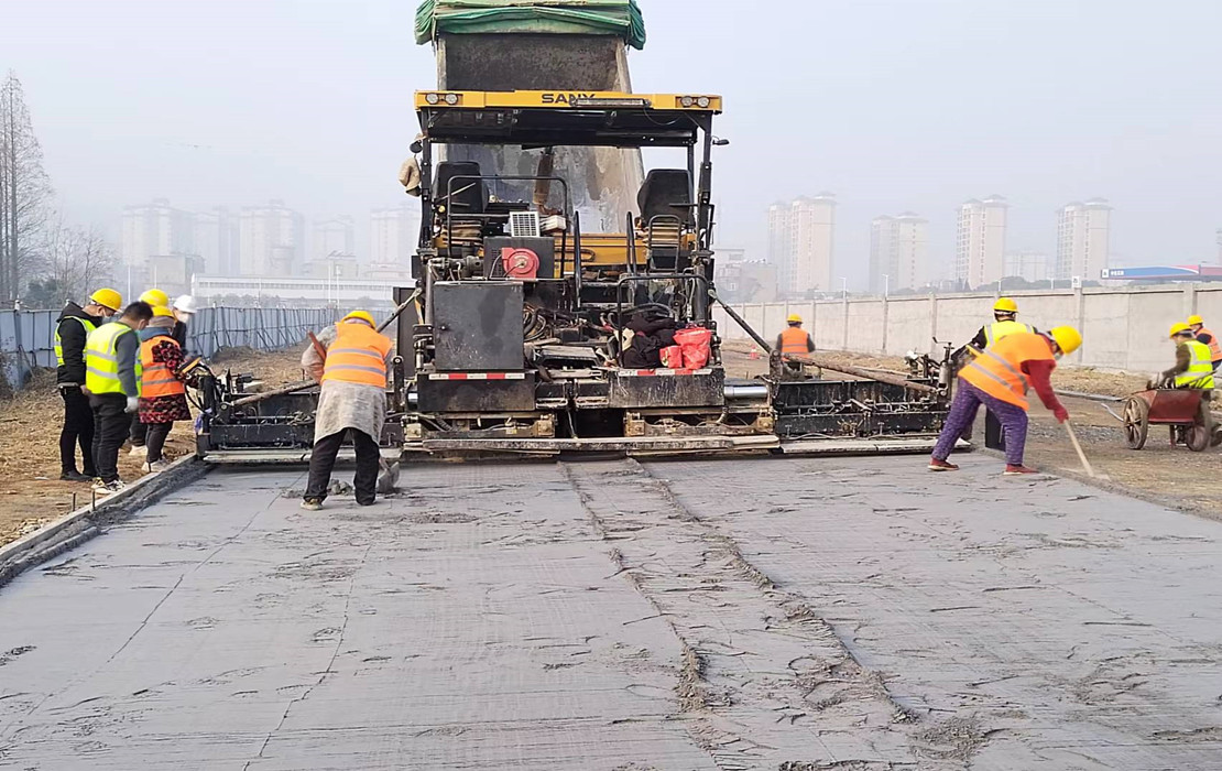 磷石膏铺设.jpg 磷石膏铺设.jpg