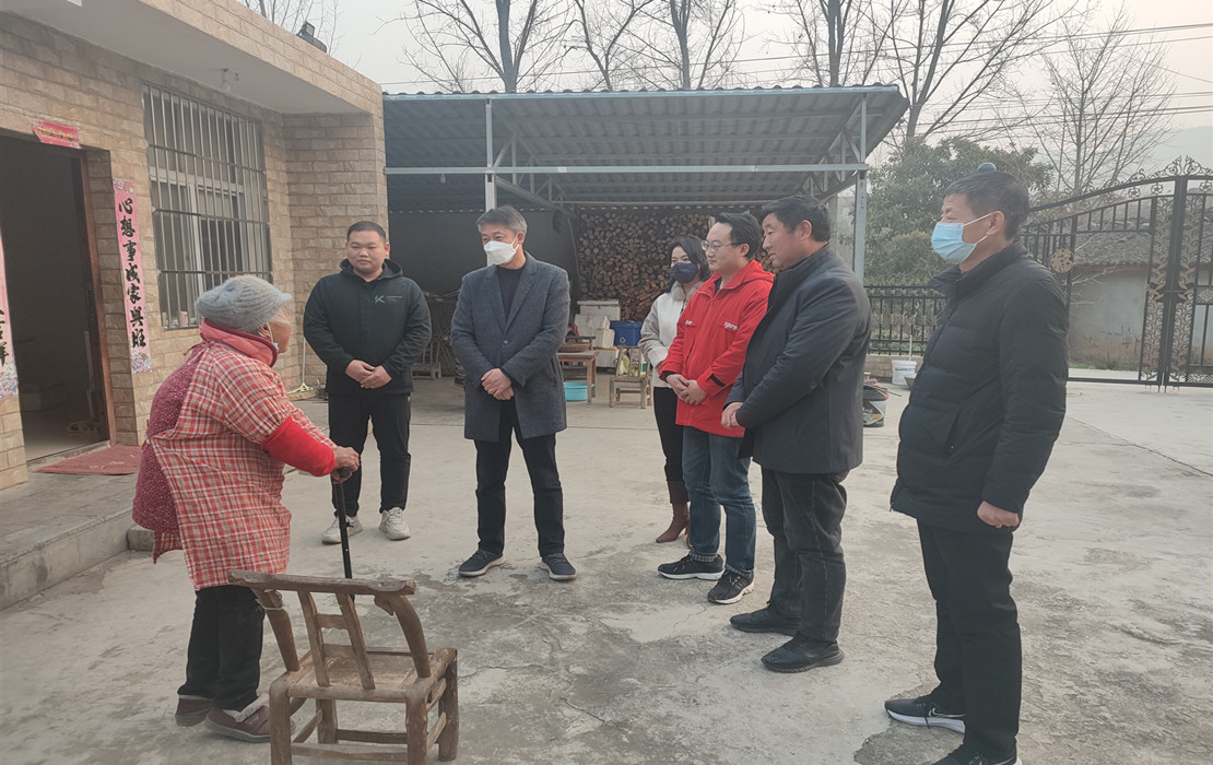 慰问照片 (2).jpg 慰问照片 (2).jpg