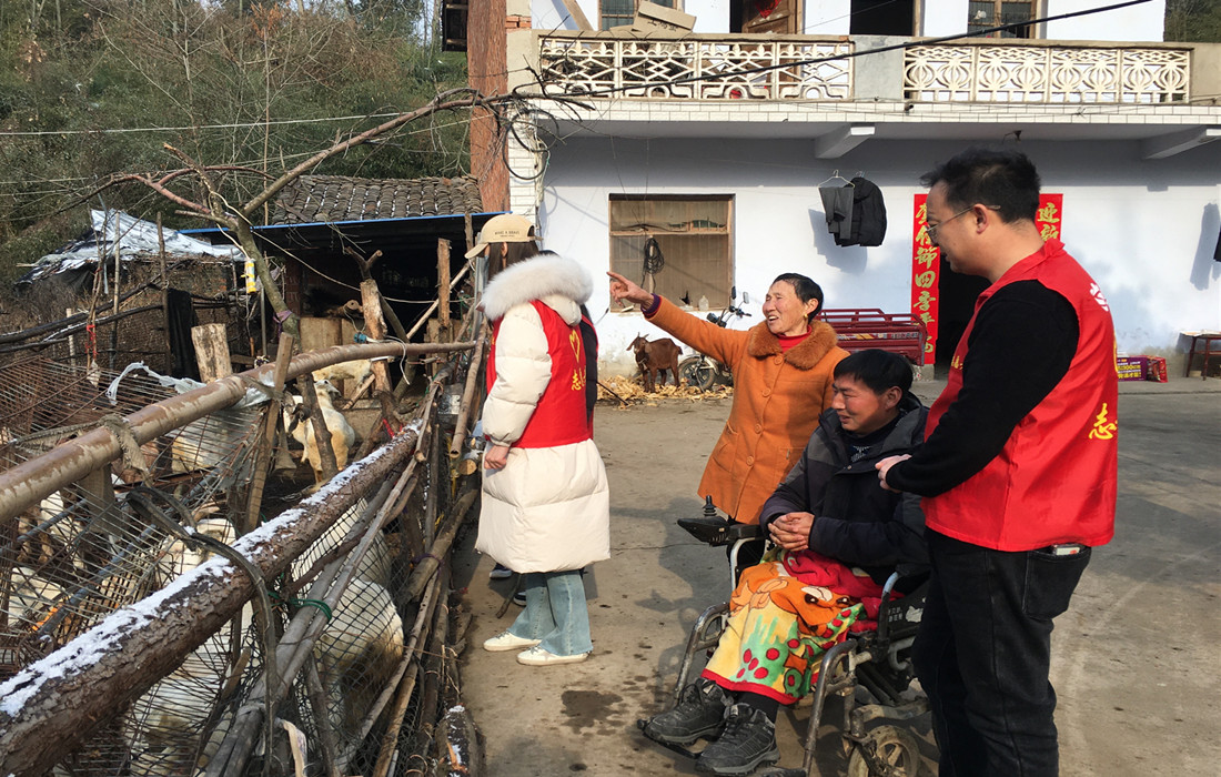 图片3：在小河村慰问困难群众.jpg