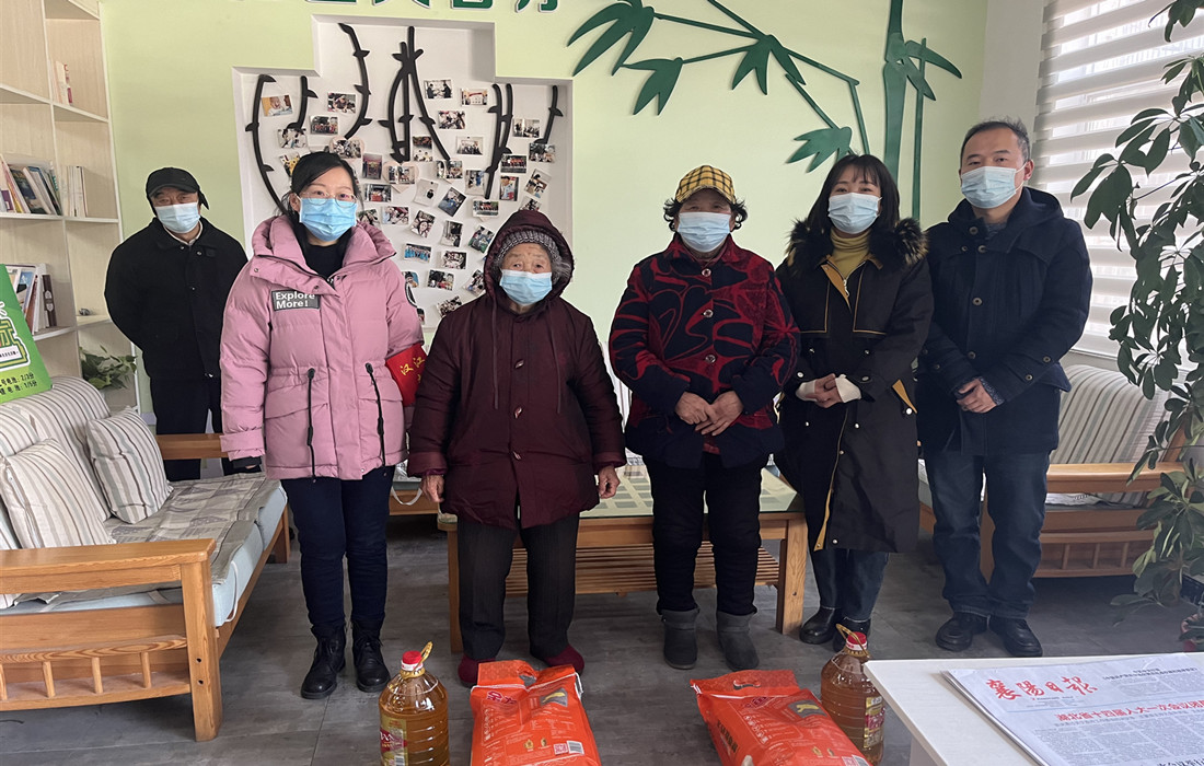 1月18日下午,汉江资产联合“双报到”社区杨家花园社区在春节前夕走访慰问了辖区内2户贫困家庭.jpg 1月18日下午,汉江资产联合“双报到”社区杨家花园社区在春节前夕走访慰问了辖区内2户贫困家庭.jpg