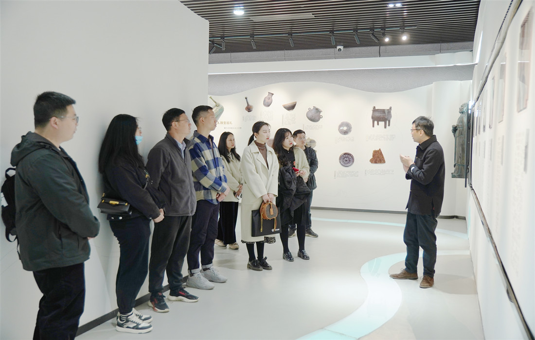 图片2：参观襄水文化展览馆.jpg