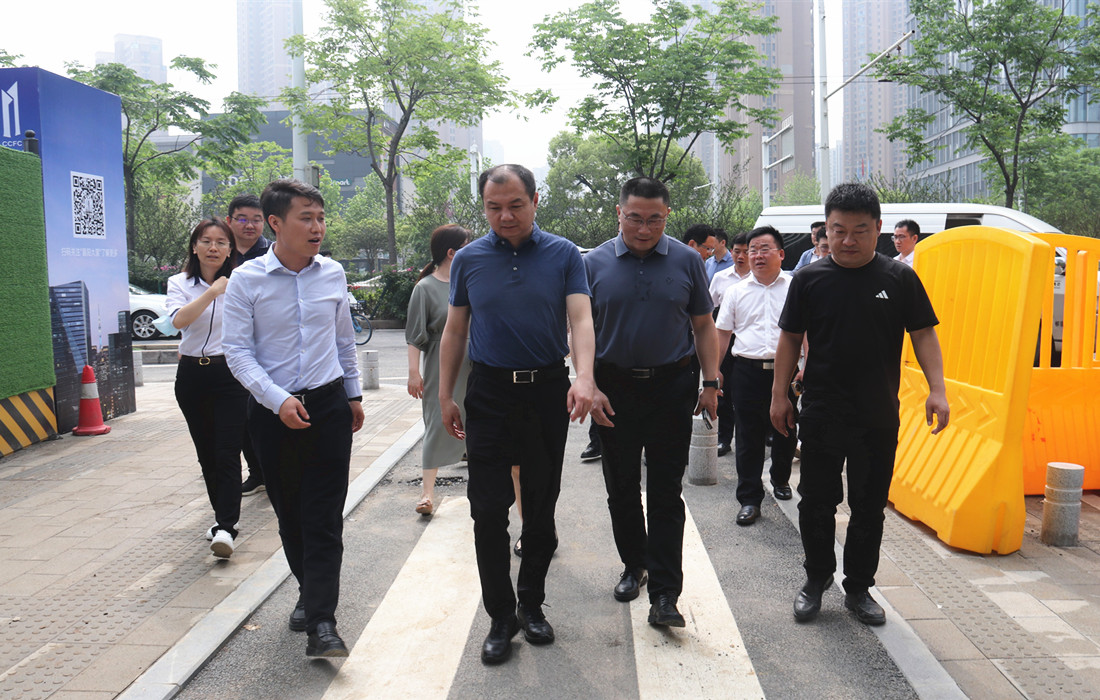 余松一行调研襄阳大厦项目.jpg 余松一行调研襄阳大厦项目.jpg