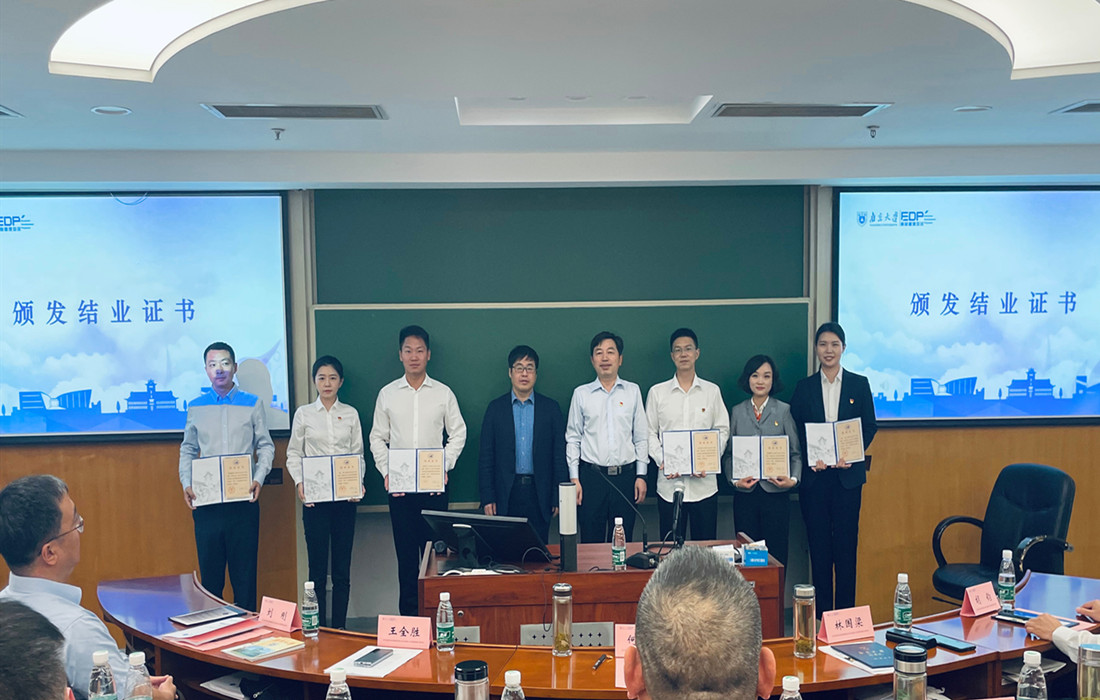 颁发结业证书.jpg