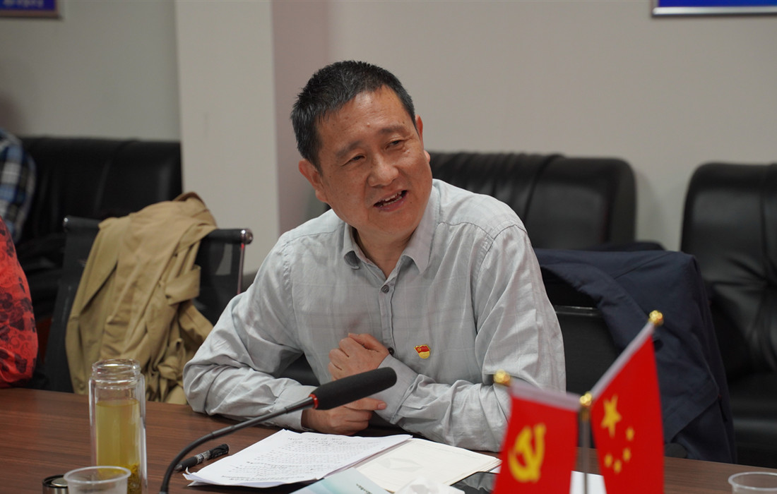 图片3：4月27日，赌博网址大全
第四党支部联合生态投第一、第二党支部开展4月支部主题党日，赌博网址大全
党委副书记、董事黄开均为全体党员讲党课.jpg