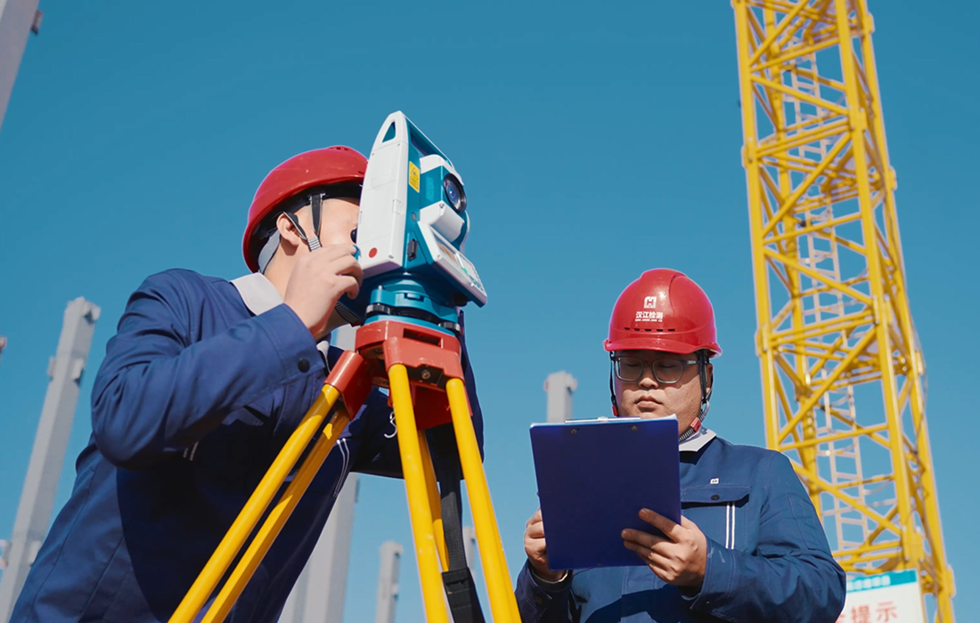 汉江检测工作人员在工地现场进行倾斜度检测.png