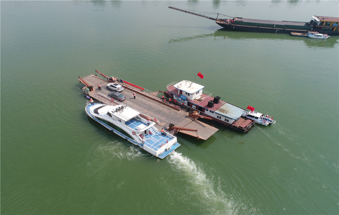 图4:水上搜救演练2.jpg 图4:水上搜救演练2.jpg