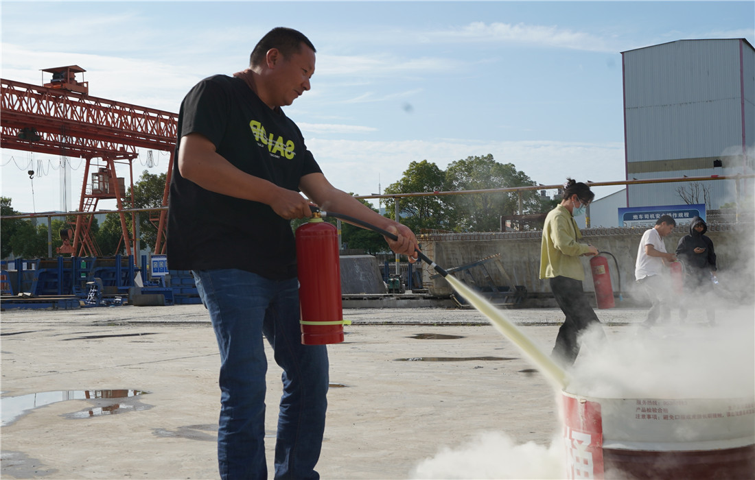 图10:消防演练3.jpg 图10:消防演练3.jpg