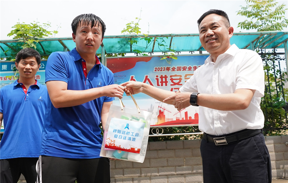 高温慰问现场3.jpg 高温慰问现场3.jpg