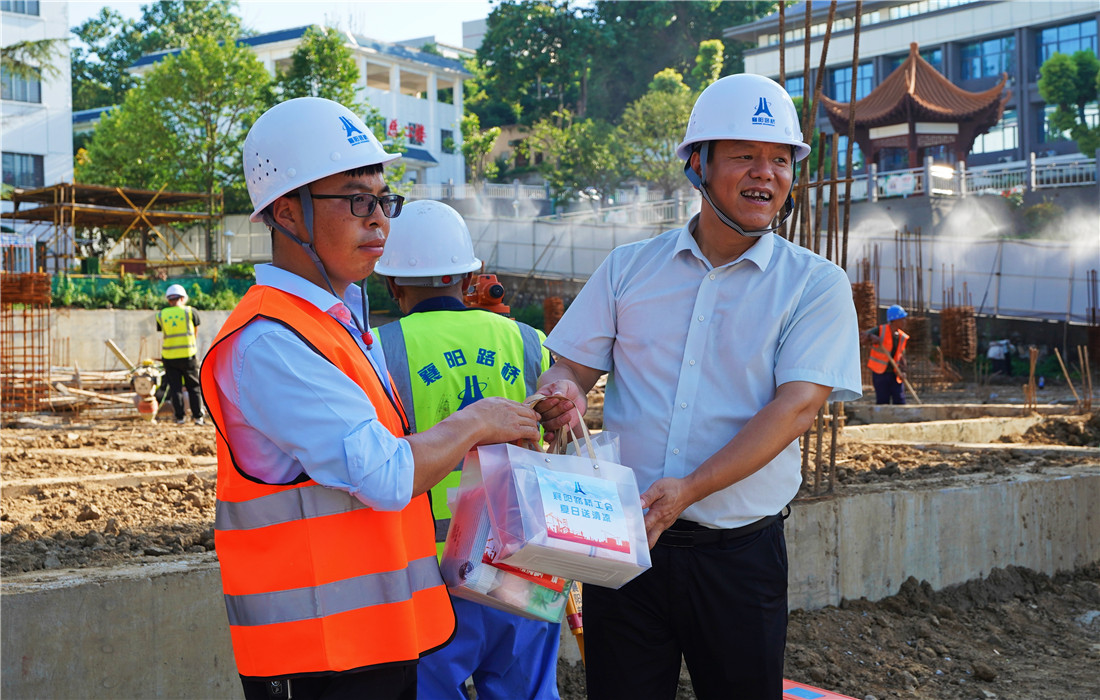 高温慰问现场1.jpg 高温慰问现场1.jpg