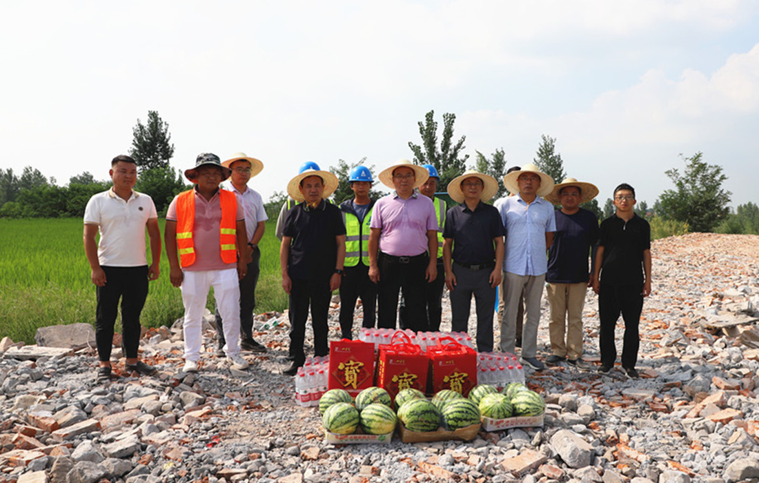 刘刚到小河港疏港铁路专用线项目开展送清凉慰问活动2.jpg 刘刚到小河港疏港铁路专用线项目开展送清凉慰问活动2.jpg