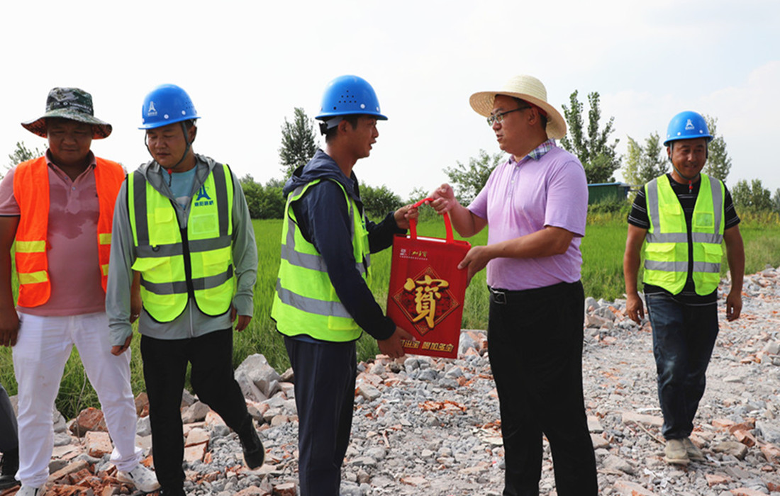 刘刚到小河港疏港铁路专用线项目开展送清凉慰问活动1.jpg 刘刚到小河港疏港铁路专用线项目开展送清凉慰问活动1.jpg
