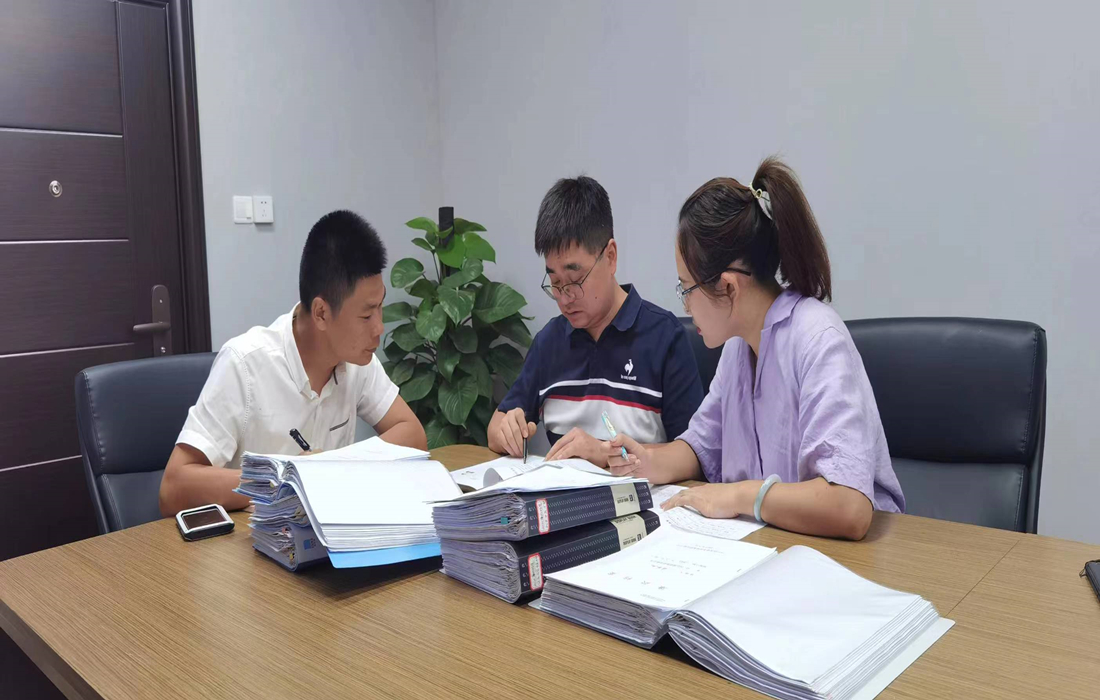 1.图为汉江城建纪检监察干部与廉政档案填报人员核实相关信息_副本.jpg