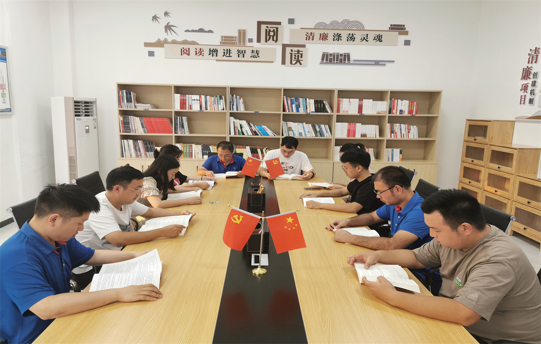 图2：集中诵读廉洁书籍.jpg