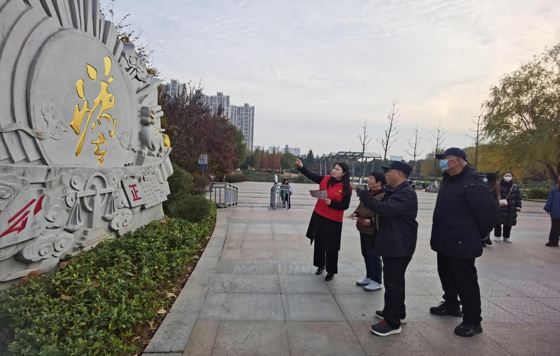 附件1:2023年12月1日,房投公司风险合规部员工在紫贞公园法治广场为市民讲解宪法.jpg 附件1:2023年12月1日,房投公司风险合规部员工在紫贞公园法治广场为市民讲解宪法.jpg