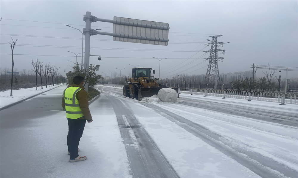 潜江东荆城市路网项目扫雪.jpg