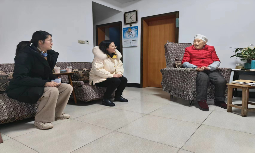 2月4日襄投置业慰问离休干部 (1).jpg 2月4日襄投置业慰问离休干部 (1).jpg