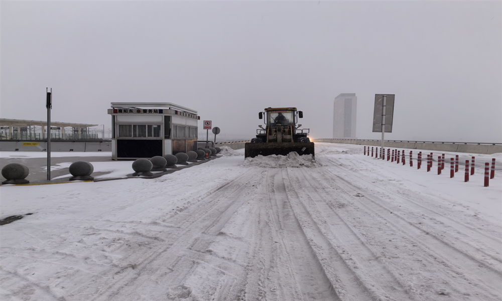 除雪机除雪.jpg