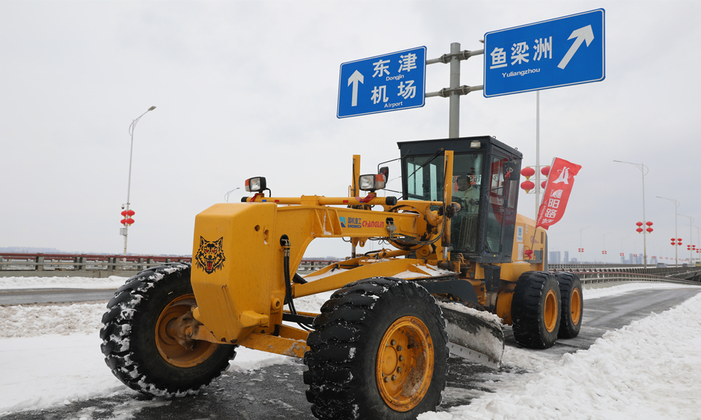 襄阳路桥东津大桥除雪 (1).JPG