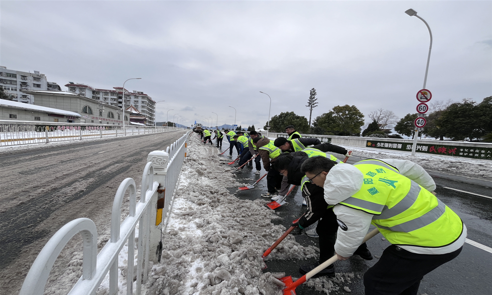 襄阳路桥长虹大桥除雪.jpg