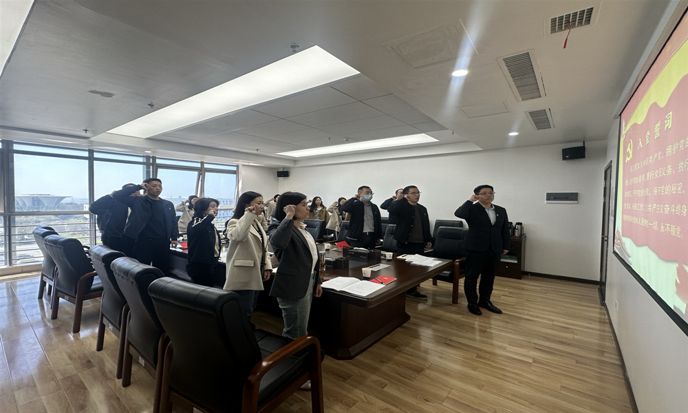 图为:重温入党誓词.jpg 图为:重温入党誓词.jpg