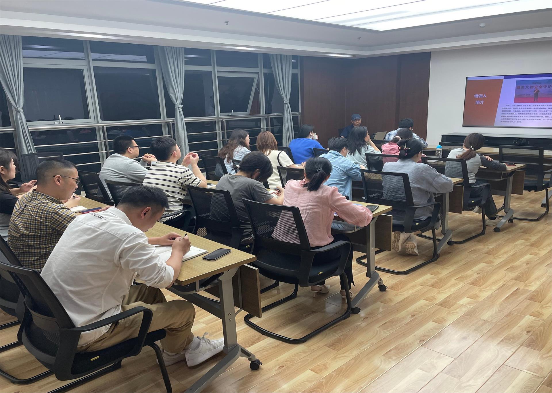 5月8日,房投公司举办新闻摄影技巧专题培训照片2-理论培训.jpg 5月8日,房投公司举办新闻摄影技巧专题培训照片2-理论培训.jpg