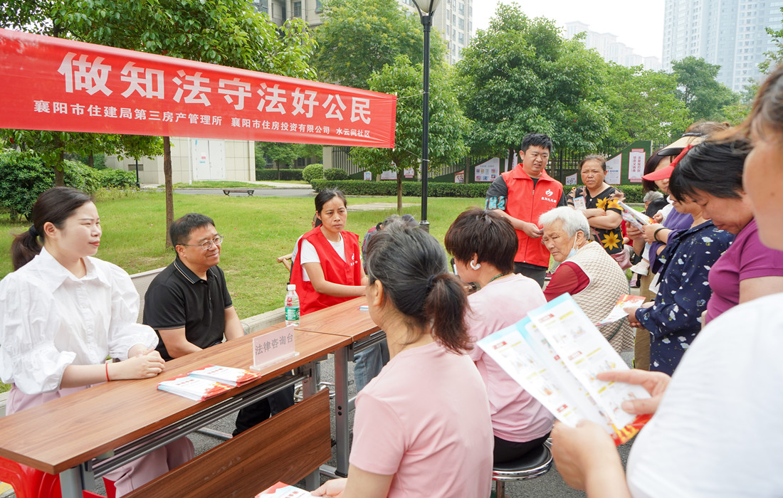 附件1.5月21日在水岸新城公租房小区为小区居民解答法律问题_副本.jpg 附件1.5月21日在水岸新城公租房小区为小区居民解答法律问题_副本.jpg