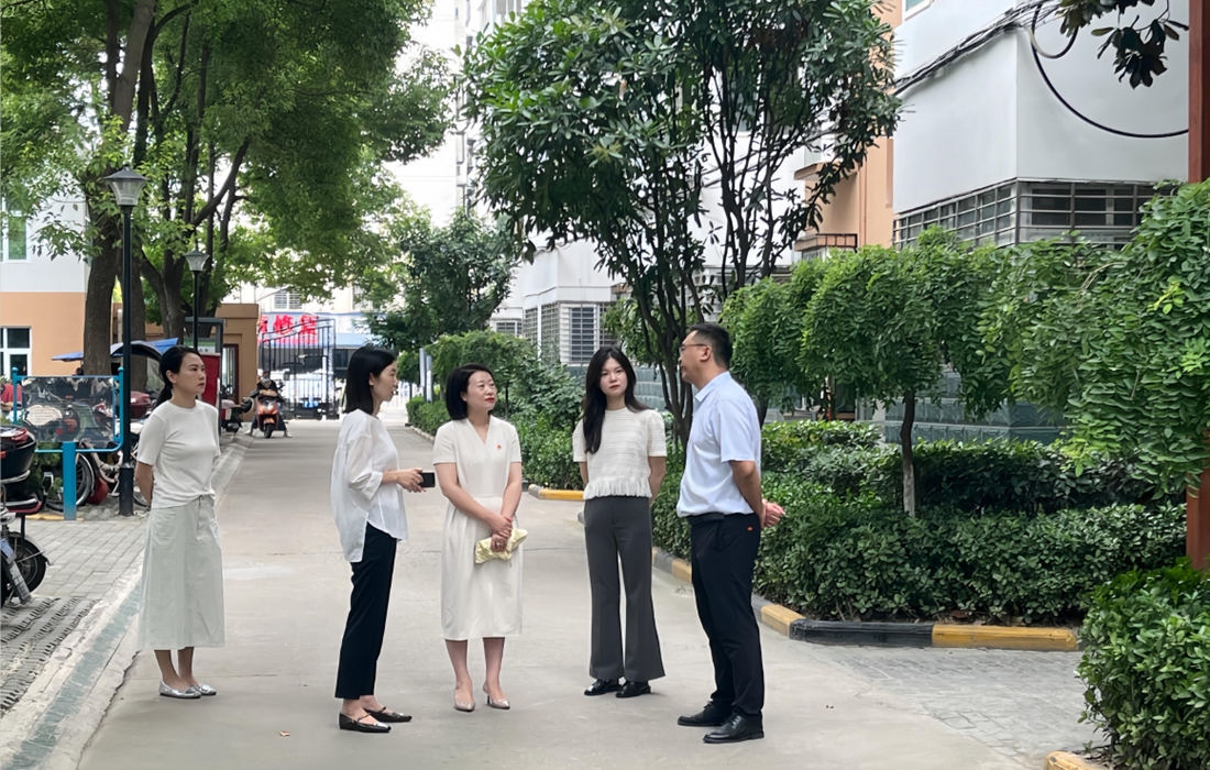 7月1日,房投公司党委开展“七一”慰问活动1.jpg 7月1日,房投公司党委开展“七一”慰问活动1.jpg