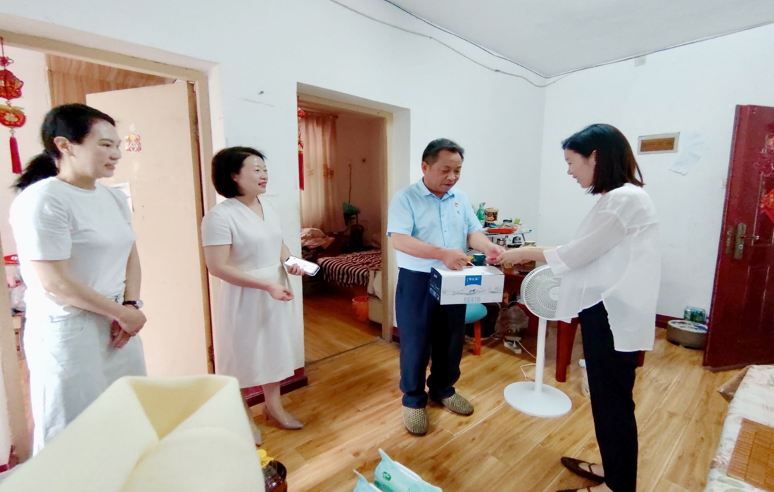 7月1日,房投公司党委开展“七一”慰问活动2.jpg 7月1日,房投公司党委开展“七一”慰问活动2.jpg