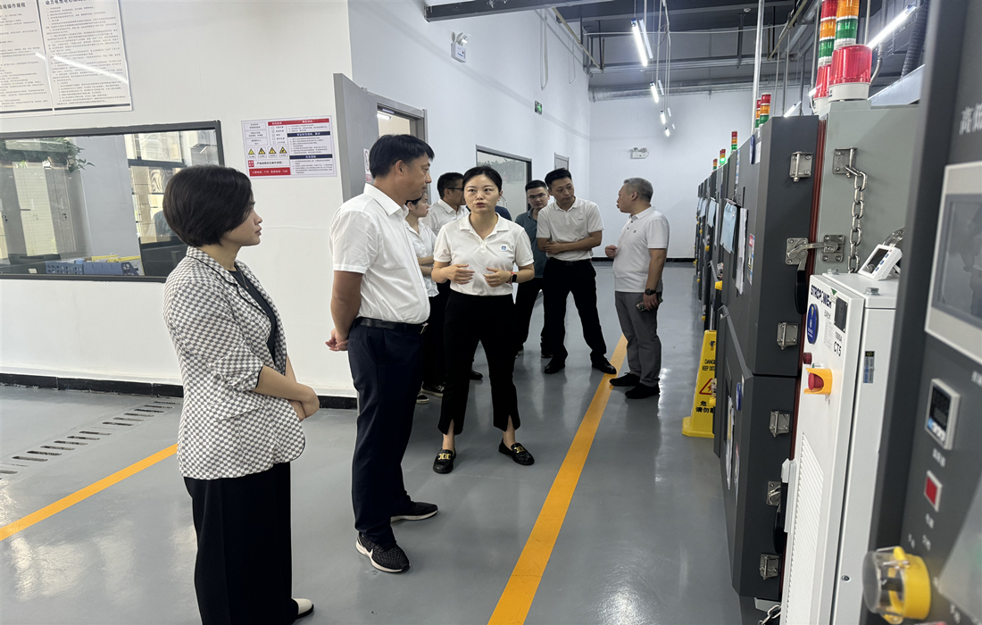 附件:1.参观新能源试验室.jpg 附件:1.参观新能源试验室.jpg