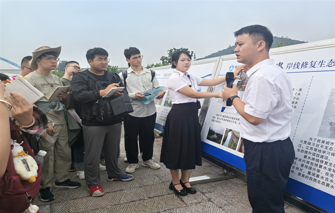 图片1.向师生讲解凤林古渡生态公园.jpg 图片1.向师生讲解凤林古渡生态公园.jpg