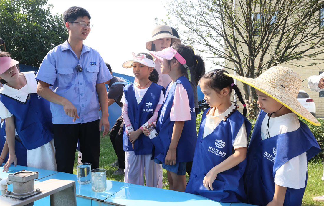 图片3.讲解观察污水的净化工序.jpg 图片3.讲解观察污水的净化工序.jpg