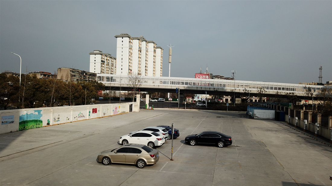图为：智行凤雏家园北停车场.JPG