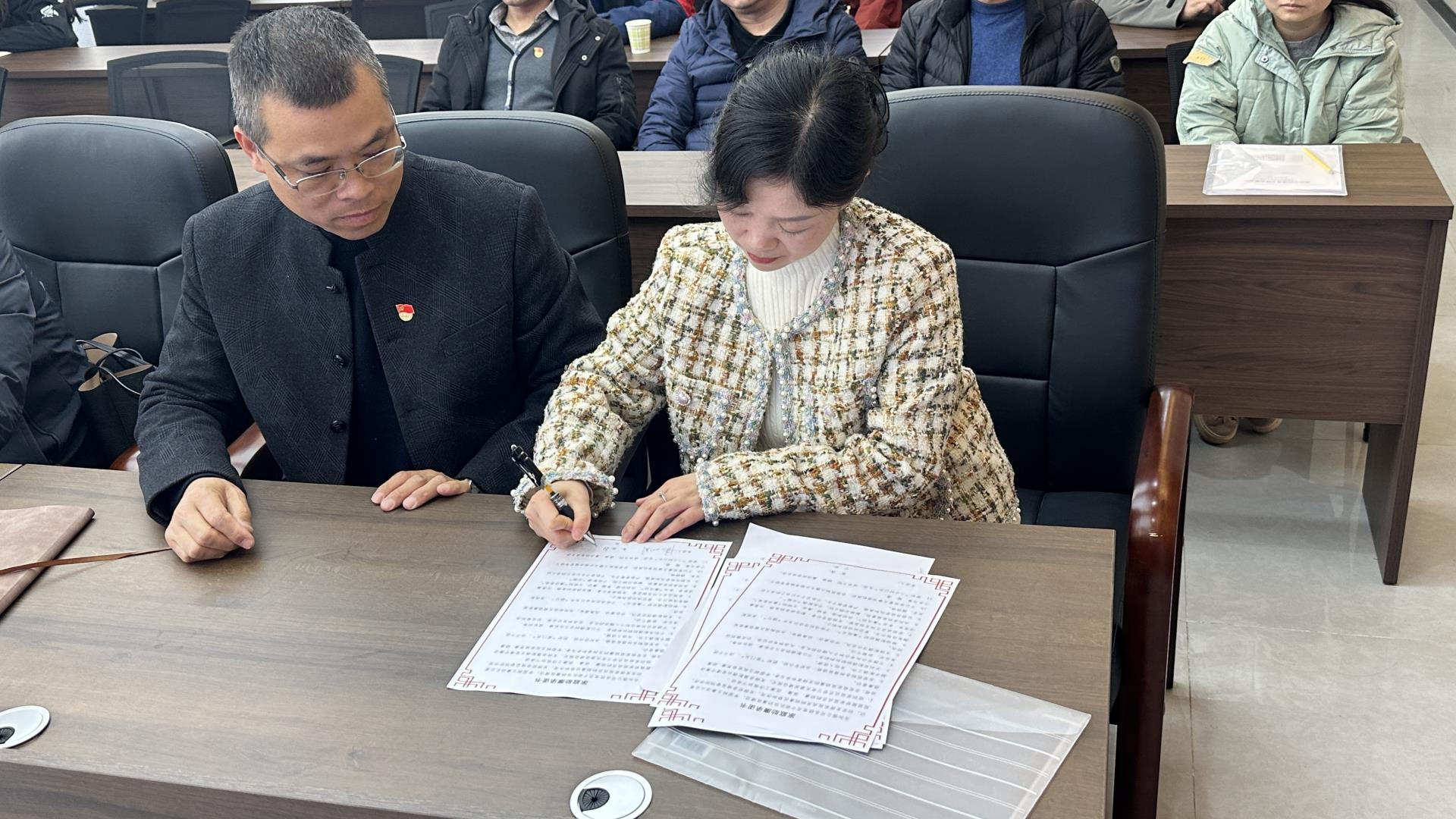 图为市政公司推出“廉践初心共启新程”家庭廉洁教育活动,邀请员工家属共同共学党纪法规学习、共看警示片、共签订廉洁承诺书。.jpg 图为市政公司推出“廉践初心共启新程”家庭廉洁教育活动,邀请员工家属共同共学党纪法规学习、共看警示片、共签订廉洁承诺书。.jpg