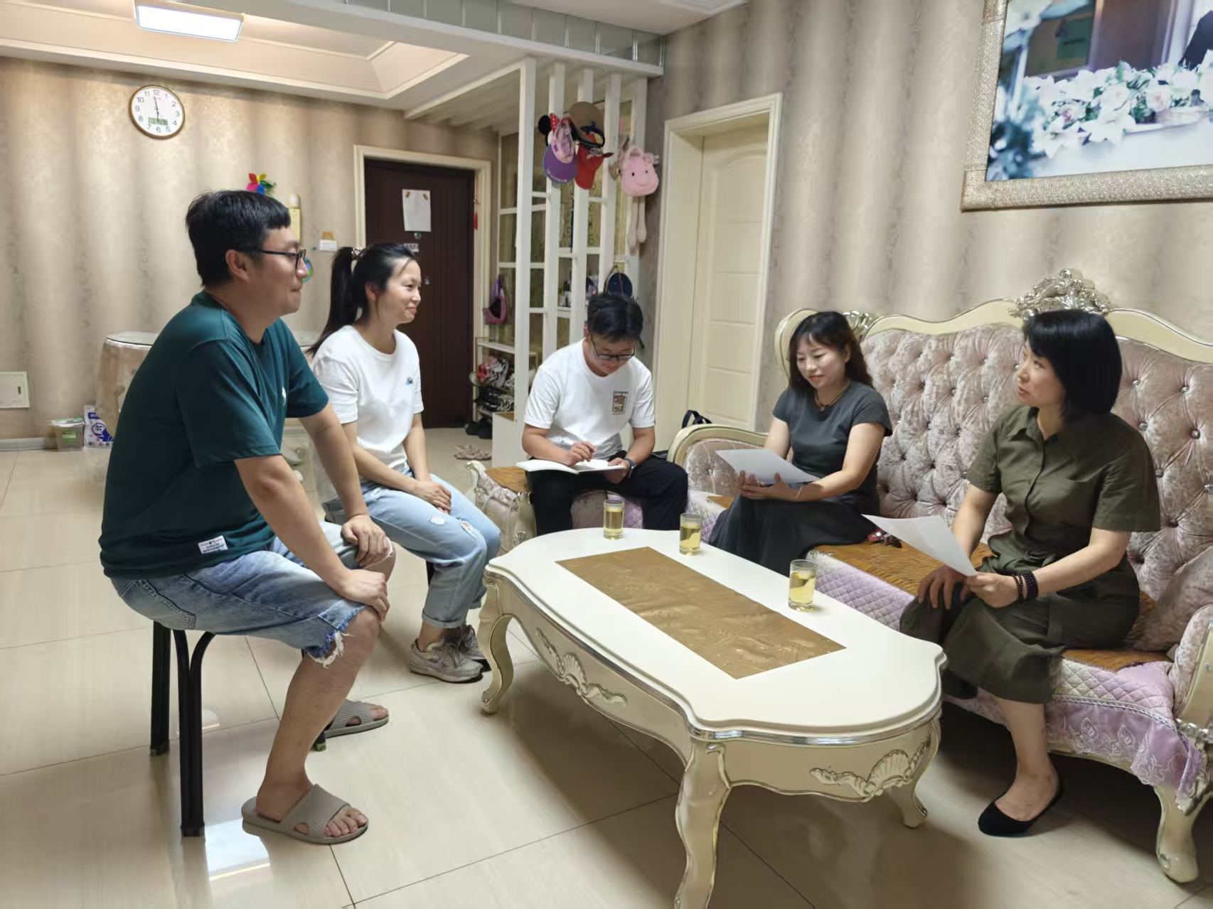 图为汉江城纪检监察干部走访员工家庭赠送廉洁共建倡议.jpg 图为汉江城纪检监察干部走访员工家庭赠送廉洁共建倡议.jpg