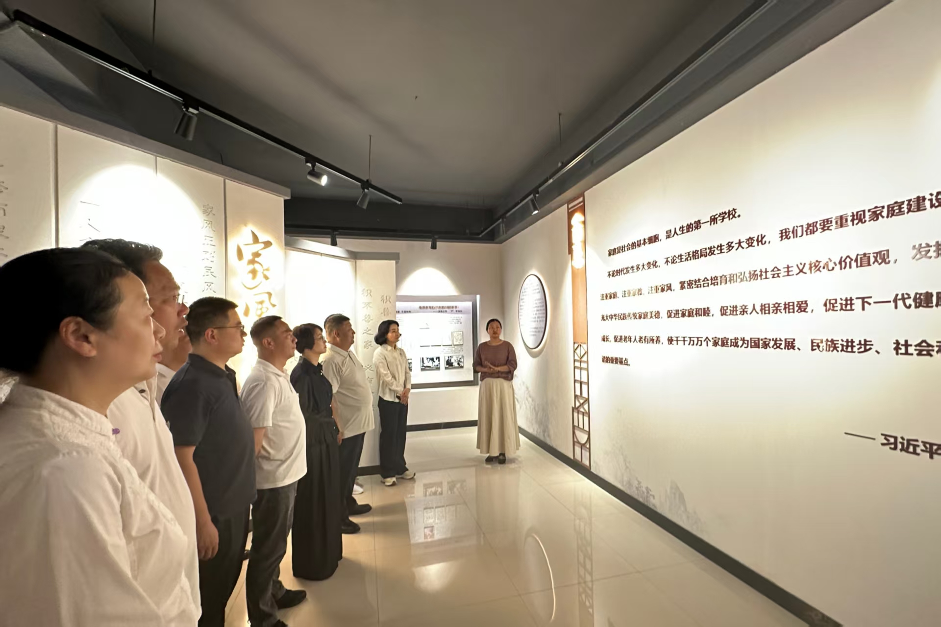 图为汉江城建党员干部参观伙牌镇湾子村家风展陈馆现场 (1).jpg 图为汉江城建党员干部参观伙牌镇湾子村家风展陈馆现场 (1).jpg
