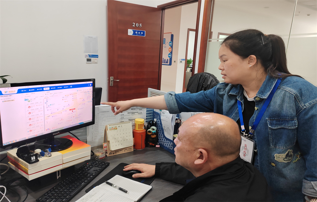 图为纪检监督人员正在通过GPS查看公车行驶轨迹。.jpg 图为纪检监督人员正在通过GPS查看公车行驶轨迹。.jpg