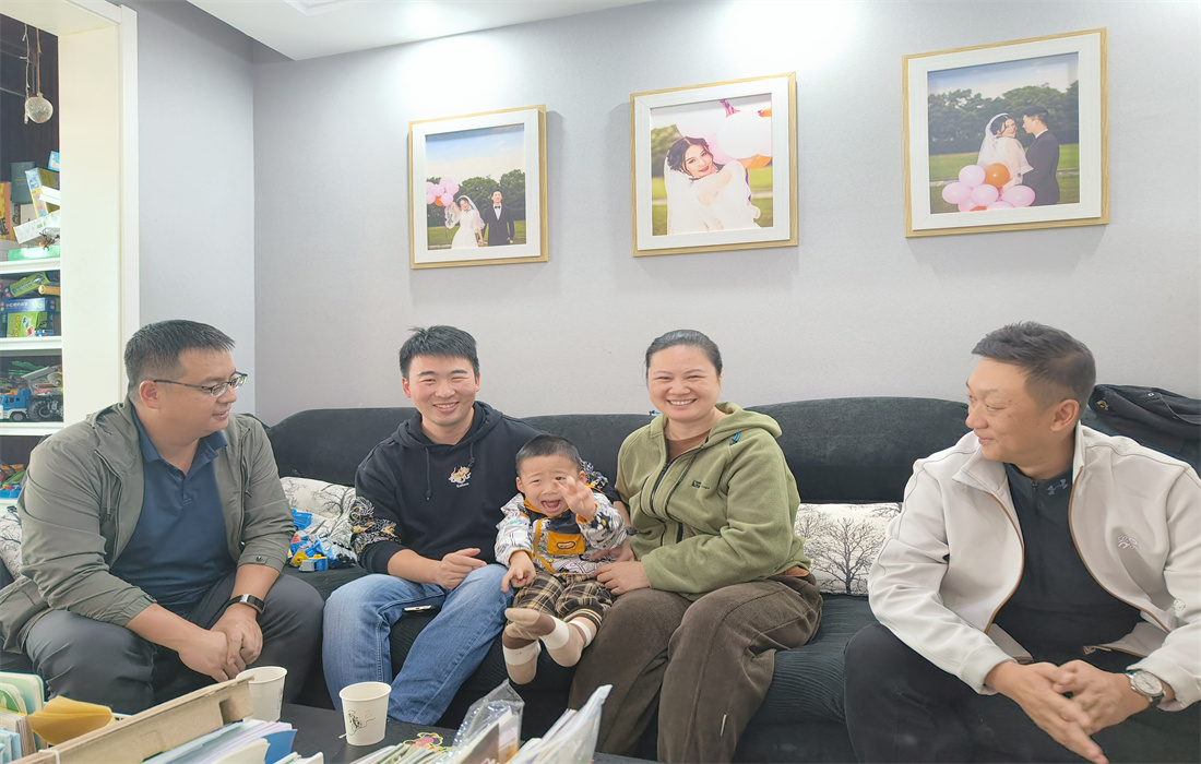 图为纪检监督人员正在与员工家属进行座谈。.jpg 图为纪检监督人员正在与员工家属进行座谈。.jpg