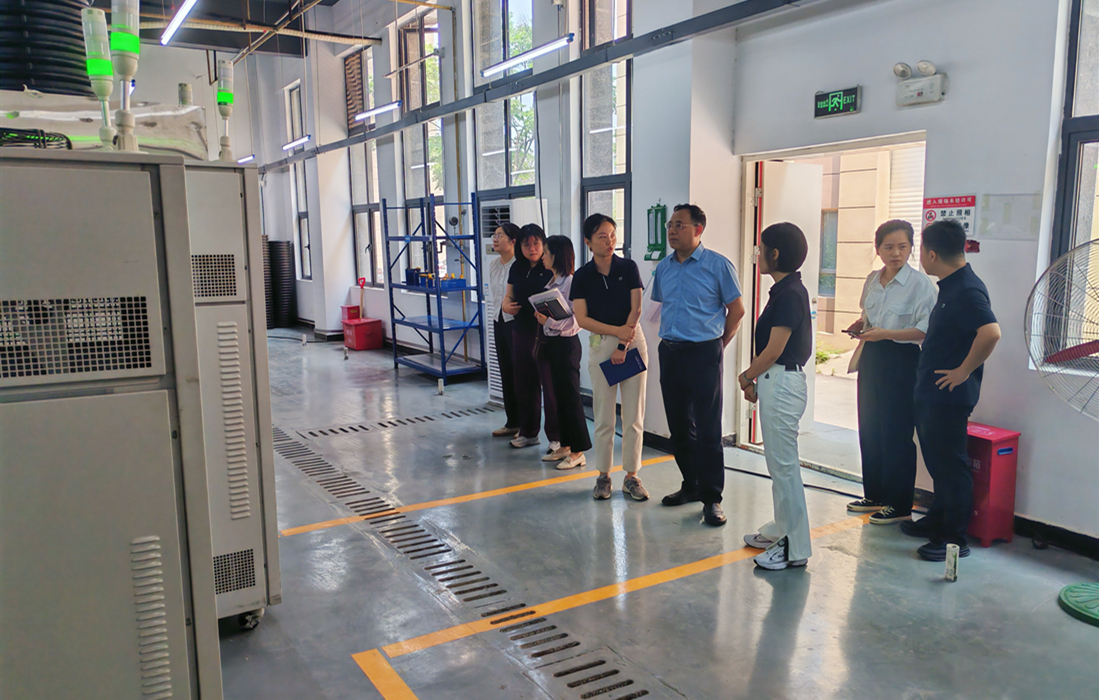 附件:2.参观新能源实验室.jpg 附件:2.参观新能源实验室.jpg